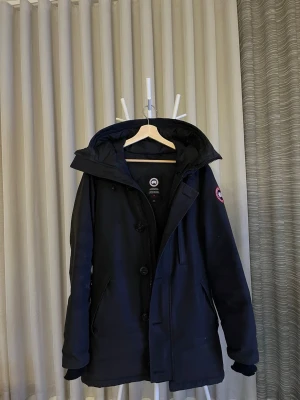 Canada Goose Chateau - Canada Goose Chateau, köpt från plick men storleken passade inte mig. Jackan är fin i helhet. Men den har defekter. (Se de sista bilderna). Finns ett litet nästan osynligt hål en decimeter under loggan på armen. Sömmarna i båda fickorna har släppt så det är som en extra ficka. (Går lätt att laga) Två sömmar som släppy lite. Vänster armhåla samt höger armen. Muddarna vid händern är på något sätt sydda av förra ägaren. Jackan är äkta. Men pga av defekter så säljs den billigt. Försten till kvarn‼️