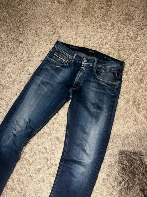 Replay hyperflex grover straight slim fit herr jeans - Replay grover hyperflex jeans i straight passform. Mycket bra skick, utan märkvärdiga defekter. Storlek W32 L32. Skön wash på dessa, postas samma dag som köp eller dagen därpå🙌💯