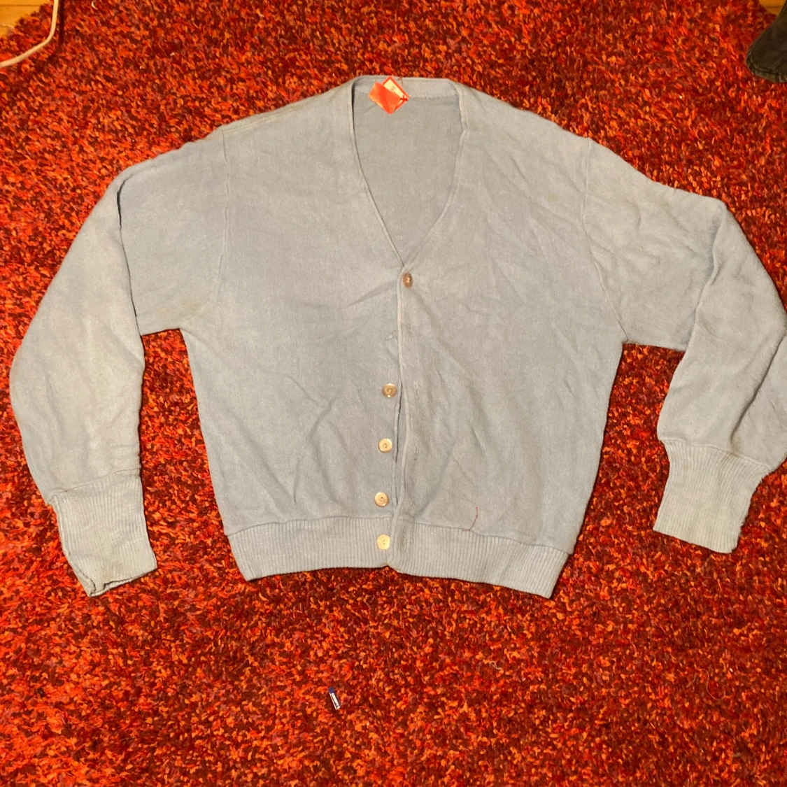 Ljusblå kofta med knappar