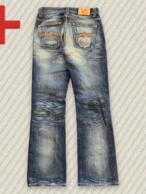 Nudie Jeans Bootcut Ola blå 29/34 - Ett par riktigt feta Bootcut Ola "Danne R*plica". Passar som 29/32 (Se mått nedan.). Riktigt sällsynt modell och är i mycket bra skick. Skriv om du har frågor!  Mått: Midja – 38 cm, Lår – 27 cm, Innersöm – 80 cm, Längd – 104 cm, Benöppning – 21 cm