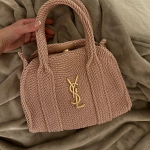 Handväska - Nytt skick. Använt en gång! Rosa virkad🩷