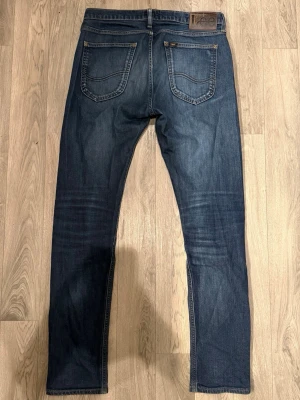 Lee Luke Jeans Mörkblå W30 L32 - Mörkblåa Lee Luke Jeans i fint skick i storlek W30/L32. Mått - Midja: 39cm, Benlängd: 103cm. Modellen är 185cm & 63kg. Hör av dig vid funderingar!🤩