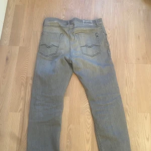Replay ljusgrå jeans med slitningar - Replay jeans med slitningar som passar dig som är runt 170! Inga defekter.