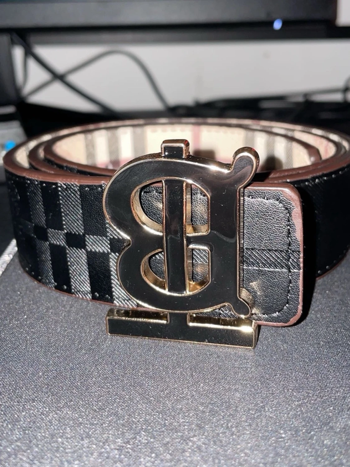 Svart rutig skinnväst med B-spänne