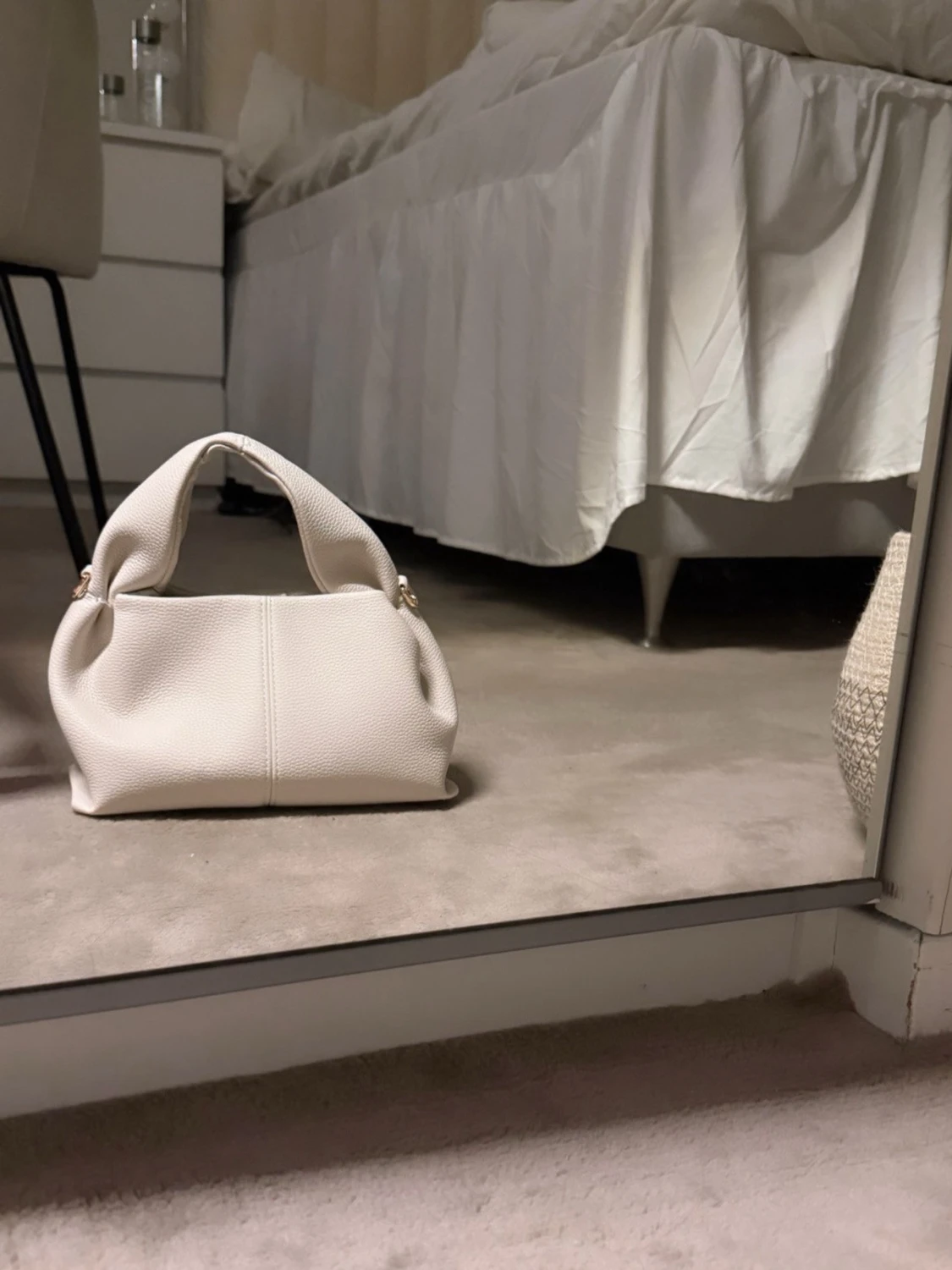 Vit handväska i skinn med gulddetaljer