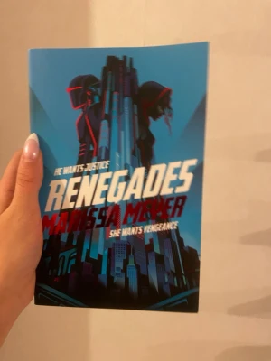 Renegades - Skickar samma dag eller den kommande dagen- Renegades är en actionfylld berättelse om Nova, en tjej på jakt efter hämnd, och Adrian, en kille med superkrafter som tror på rättvisa. De dras in i en värld av hjältar, skurkar och farliga hemligheter. På engelska . Finns även lite romantik  helt nyss skick inte läst