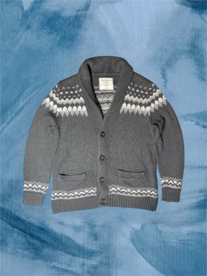 Grå kofta från Abercrombie & Fitch - Riktigt fet cardigan från Abercrombie i stl L men passar M. Riktigt snyggt mönster som ger lite julkänsla. Pris kan diskuteras :)😁