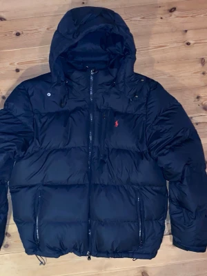 Mörkblå dunjacka Polo Ralph Lauren XL - Använd fåtal gånger, mycket fint skick, tags i är avklippta