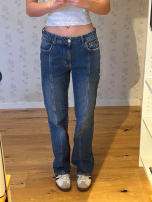 Blåa jeans lågmidjade - Säljer ett par blåa jeans från bikbok i waist 27 lenght 32💕 Jag är 177 cm lång