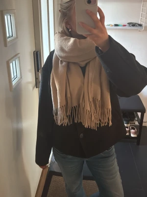 Beige halsduk - Beige halsduk med fransar och passar till väldigt mycket!!💓💓💕