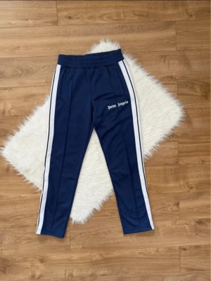 Palm Angels byxor mörkblå - Säljer ett par mörkblå mjukisbyxor från Palm angels en chill och sportig look.