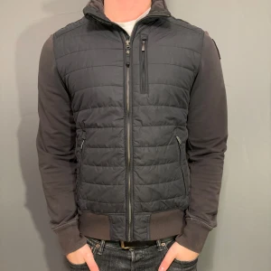 Parajumpers fleece jacka - Hej säljerr nu min tvär feta Parajumper fleece jacka i storlek M. Den är i bra skick och kommer vara otroligt snygg i höst/vinter. Nypris cirka 5000kr! Vi kommer att sälja liknande produkter nu närmare vinter så glöm inte följa profilen!🌊🍾
