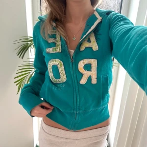 Aeropostale zip - En zip från Aeropostale i storlek S. Kan upplevas mindre i storlek, likt en XS. Jag fraktar inom 24h. Se liknande plagg i min profil!