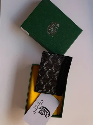 Svart Goyar plånbok med mönster - Kontakta för mer information. Gör en stor beställning snart