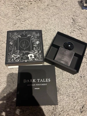 Gothika Parfum 30ml Sweden - Gothika från Dark Tales är en exklusiv parfym tillverkad i Sverige. Flaskan innehåller 30 ml och har en unik, mystisk design som sticker ut. Perfekt för dig som vill ha något annorlunda och handgjort.