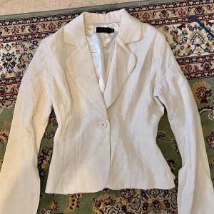 Krämvit kavaj från Estelle - Krämvit kavaj med superfint mönster på ❄️