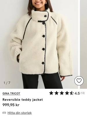 Beige teddyjacka från Gina Tricot - Säljer en beige teddyjacka med svarta detaljer och stora knappar. Jackan är vändbar med insida i svart syntetmaterial och har hög krage. Modellen är loose fit och har långärmade ärmar. Perfekt för dig som vill ha en mysig och trendig look. Har använt den 5 gånger kanske och gillar inte hur den ser ut på mig så säljer den för halva priset 