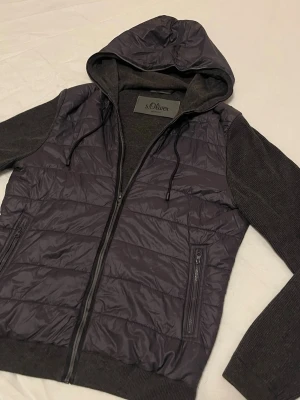 Cardigan med luva - Sjukt snygg cardigan med luva som är fint stickad i både ärmar och rygg, riktigt fräsch och passar till det allra mesta. Bra skick, storlek M. Skriv vid minsta intresse, pris går alltid att diskutera vid smidig affär😀