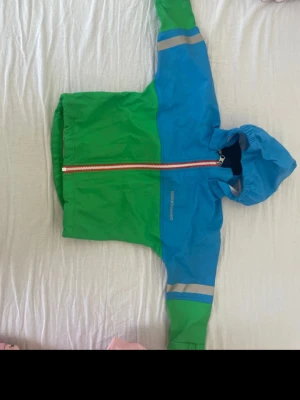 Regnset från Didriksons - Ofodrad regnjacka och regnbyxor. Använda fåtal gånger. Djur/rökfritt hem. Strl 80cm ca 12-18 månader. Säljes som set.