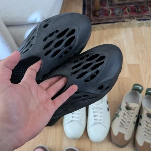 Yeezy tofflor 43 - Använt dessa två-tre gånger, nu sitter de i garderoben och samlar damm. Dessa är ej OG, därav priset.