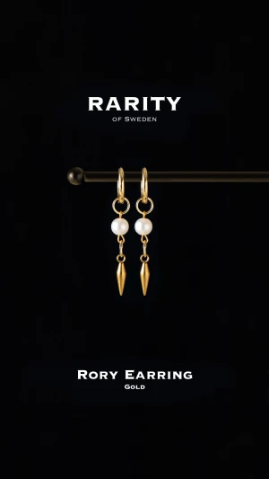 Rory Earring - Gold: Unika guldiga örhängen med nitar och pärlor  - Otroligt snygga örhängen med nitar och pärlor i rostfritt stål!! Örhängena är i fin guldig färg och passar så bra för att piffa upp en outfit och lägga till en extra detalj🪽Likt alla andra våra smycken tål dessa örhängen vatten och håller sitt glans länge!! Vid frågor eller funderingar - välkommen att skriva till oss🪽
