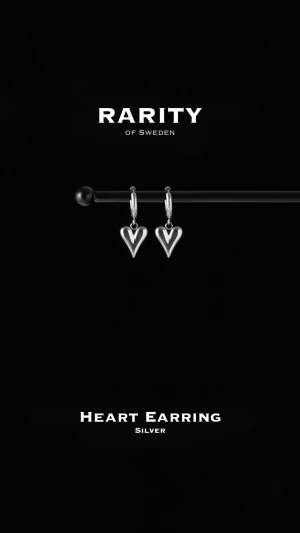 Heart Earring - Silver: Unika silvriga örhängen med hjärtan  - Otroligt snygga örhängen med hjärtan i rostfritt stål!! Örhängena är i fin silvrig färg och passar så bra för att piffa upp en outfit och lägga till en extra detalj🪽Likt alla andra våra smycken tål dessa örhängen vatten och håller sitt glans länge!! Vid frågor eller funderingar - välkommen att skriva till oss🪽