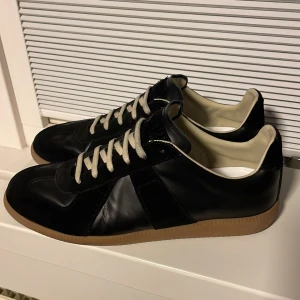 Maison margiela gats  - Säljer ett par svarat maison margiela gats i storlek 42. Skorna är använda ett få antal gånger, skorna har inga defekter och kan bedömas som nya.  Kvitto finns 