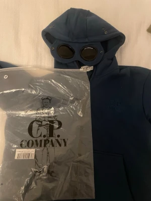 Cp company zip up - Mörk blå cp company zip up.använd endast runt 3gånger då den har blivit för liten