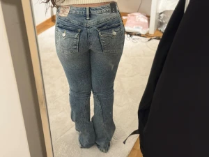 True religion jeans - Snygga true religion midrise flare joey med bootcut, köptes för ca 1600kr. Lite för långa på mig därav säljer jag dem. Skriv innan du trycker på ”köp nu” pris kan diskuteras vid snabb affär. Aldrig använda!