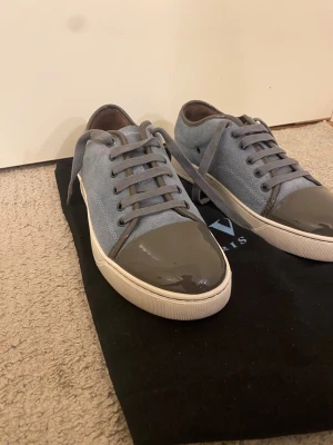 Lanvin DBB1 - Snygga sneakers från Lanvin. Perfekt för dig som gillar stilrena och exklusiva detaljer. Skorna är begagnade och därför till billigare pris. Storlek 8 UK = 42. Har du frågor hör av dig