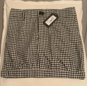 Coquette Kjol - Helt ny med etikett kvar, en supertrendig kjol i klassiskt svartvittt mönster, very coquette coded :) Passar perfekt för en preppy academic eller downtown look. Lätt att matcha med polotröja eller topp!  Står storlek XS, men skulle säga XS/S personligen :) Pris kan alltid diskuteras!
