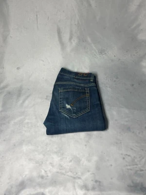 Dondup george jeans - Ett par snygga dondup george jeans som är i ny skick. I byxorna står det att det är midja 36 men sitter som 32👍👍passar någon som ungäfär 175-185 om man vill att de ska sitta slim fit.