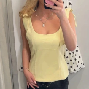 Gul korsettopp med breda axelband - Säljer denna fina gula topp från Zara, endast använd en gång, som nyskick inga defekter, storlek XS💛säljer då jag inte använt den sedan jag köpte den. Obs! Ej mina egna bilder men skriv så fixar jag💛💛 