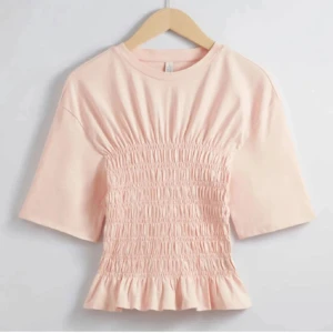 Smockad topp - Säljer denna snygga toppen!! Från other stories, slutsåld och går inte att få tag i💘 Anänd Max 5ggr och inga fläckar eller defekter🎀 säljes då den ej kommer till användning🩷