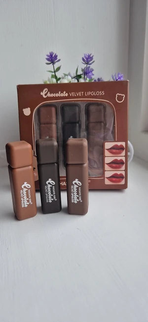 3 pcs Chocolate Velvet Lipgloss set - Selling a set of three Chocolate Velvet Lipgloss from Hasaya Girl. The colors are different shades of brown, from light caramel to dark chocolate. The packaging is brown with cute details and the gloss has square, matte sleeves that feel luxurious and trendy.