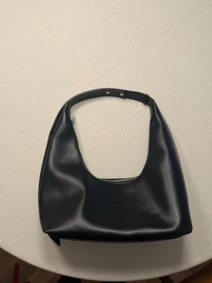 Svart axelväska med dragkedja - Fin svart väska från nakd. Knappt använd och som ny i fint skick!