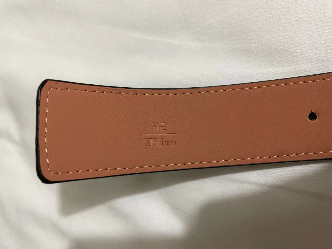 svart skinnbälte med guldspänne - 1