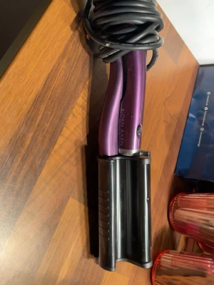 Våg tång  - Lämnar håret blodigt fint och vågigt. Den är från Björn Axén och köpt för ungefär 900kr 