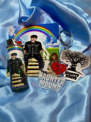 SEMATARY - RB1 - lighter + keychain bundle - ⭐️1st Refillable BIC MAXI LIGHTER med wrap & rhinestones, I ❤️ HAUNTED MOUND KEYCHAIN + photocard & harold sticker ⭐️ ✨OBS: under lighter drop 13/12 kommer endast de lighters som har foto och eller sticker med sig i bilden inkludera det, de lighters som ej har något mer i bilden kommer utan något extra!✨🤍 FREEBIES (godis & random stickers) ingår alltid i alla paket 🤍