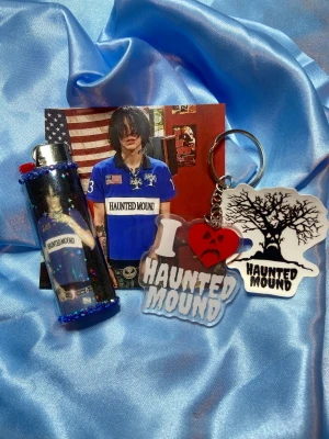 SEMATARY - BLUE - lighter + keychain bundle - ⭐️1st Refillable BIC MAXI LIGHTER med wrap & rhinestones, I ❤️ HAUNTED MOUND KEYCHAIN+ photocard &harold sticker ⭐️ ✨OBS: under lighter drop 13/12 kommer endast de lighters som har foto och eller sticker med sig i bilden inkludera det, de lighters som ej har något mer i bilden kommer utan något extra!✨🤍 FREEBIES (godis & random stickers) ingår alltid i alla paket 🤍