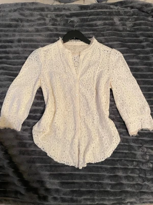 Zadig & Voltaire spetsblus💕 - Superfin spetsblus från Zadig & Voltaire. Använd några få ggr men säljer då den är liten på mig🙁 I fint skick utan defekter och den är trekvartsärmad 💕 Passar XS/S. 