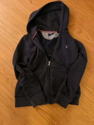 Gant zip hoodie - Gant hoodie storlek 152, hör av er om ni vill ändra pris.