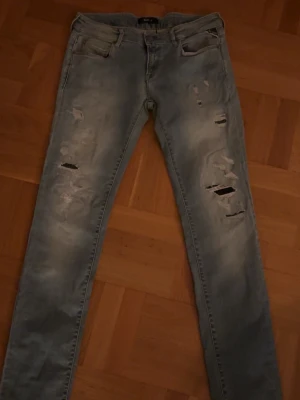 Replay ljusa blå ripped jeans - Ljusblå jeans från Replay, Raka / bootcut i modellen.🥰pris kan diskuteras 