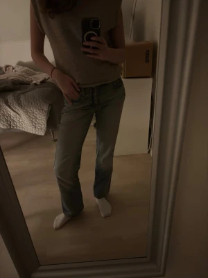  jeans från WEEKDAY  - Säljer ett par jeans från WEEKDAY modell i pin. Jeansen är lite uttöjda så är troligtvis i större storlek än vad de egentligen ska vara (27/32). Pris går att disskuteras!!💗