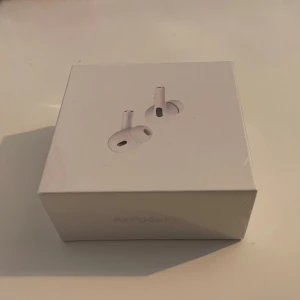 AirPods Pro (2nd generation) with MagSafe Charging Case (USB-C) - Helt nya, oöppnade Apple AirPods Pro (2nd generation) med MagSafe-laddningsetui (USB-C). Levererar aktiv brusreducering, adaptiv transparens och fantastisk ljudkvalitet. Perfekt skick, fabriksförseglad för bästa trygghet.