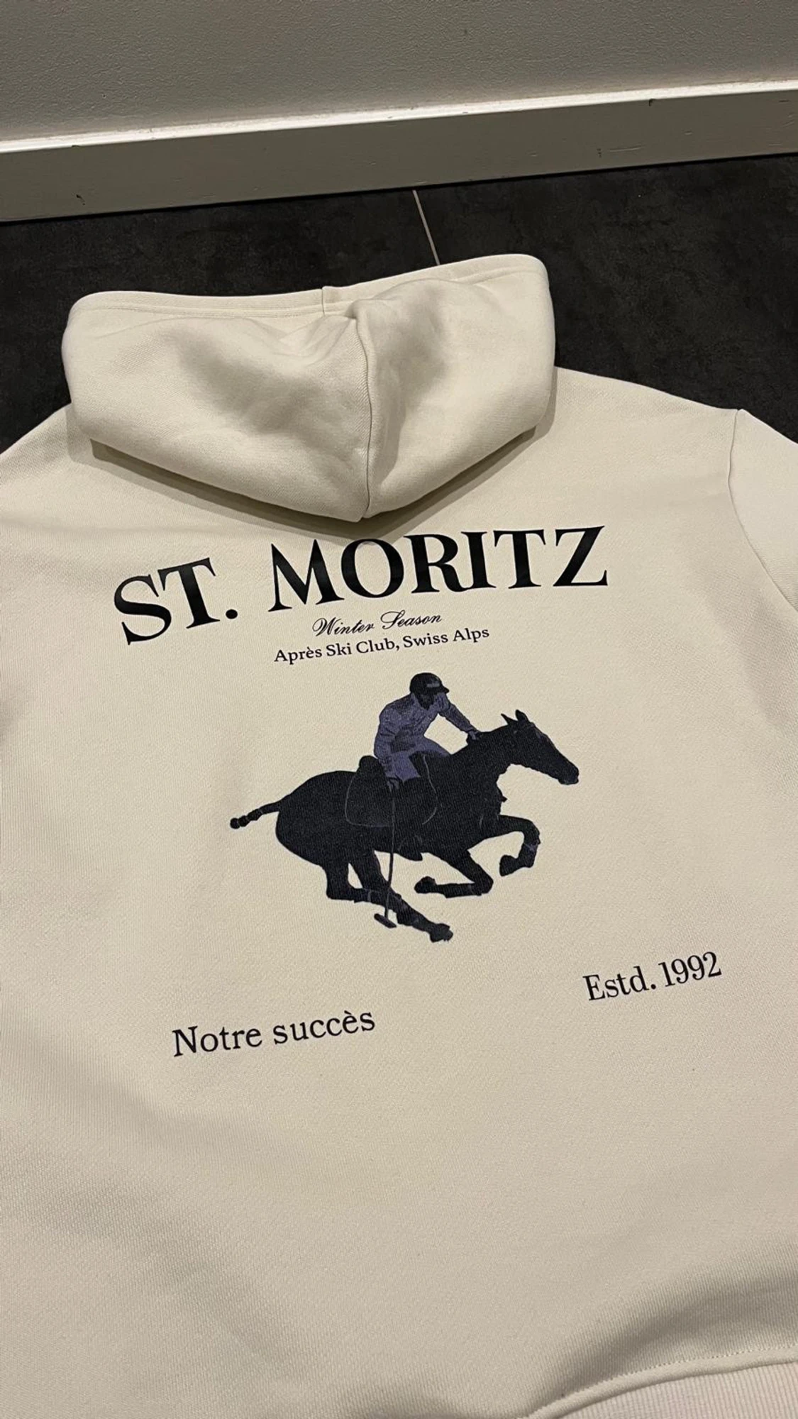 Notre Succès St.Moritz crémefärgad hoodie - 1