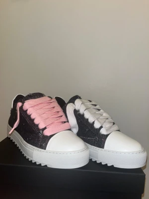 Skor från Numeris - Säljer sneakers – storlek 43,5  Helt nya och aldrig använda, då de tyvärr är för stora för mig. Äkta vara, köpta för 2400 kr. Skorna är riktigt stilrena och kommer med både vita och rosa skosnören.  Pris kan diskuteras.  Kvitto finns i min mail och kan visas vid behov (se sista bilden). Tveka inte att skriva om du är intresserad eller har frågor!