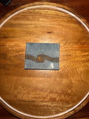 Blå R’essentials korthållare med Nudie brodering - Stilren och hållbar blå denim korthållare med Nudie Jeans brodering. Egendesignad och egentillverkad av 100% autentiskt material. Skriv för mer bilder eller övriga funderingar.