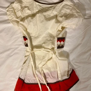 Babydoll blus med fint mönster - Gullig tröja från mexx. Älskar färgerna och mönstret! Jättegullig överlag och passar super till det mesta. Skulle säga att det är en S ungefär! Älskar också att man kan knyta i ryggen💕