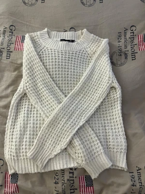 Vit stickad tröja från  Lager 157 - Säljer en vit stickad tröja från Lager 157 i storlek S. Tröjan har ett grovt, luftigt stickat mönster och ribbade muddar vid hals, ärmslut och nederkant. Perfekt för lager-på-lager och chill stil under höst och vinter.
